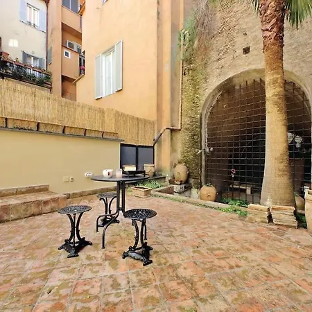 Pantheon With Private Terrace Apartment